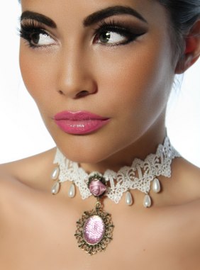 Colier Burlesque White din Colectia de scoase din stoc JRV.ro